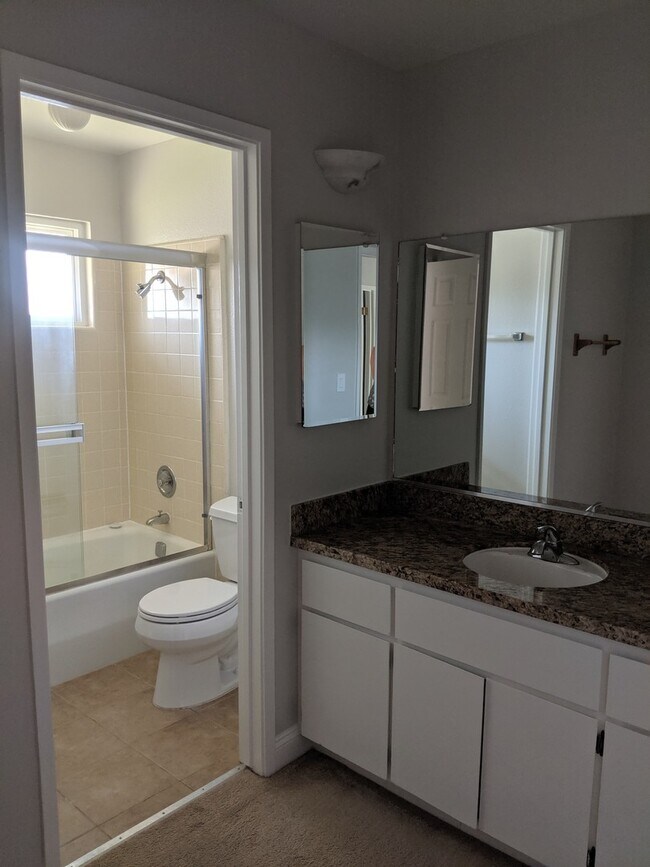 Building Photo - Beautiful Ground Level Front Unit with 2 C...
