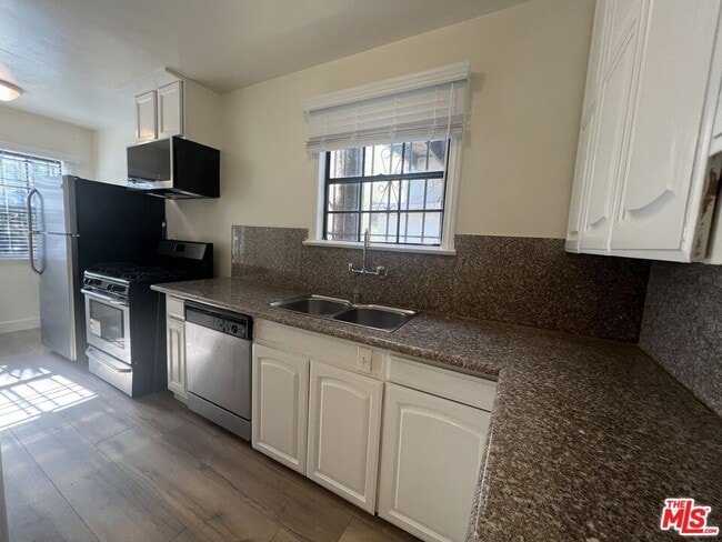 Building Photo - 4956 S San Vicente Blvd