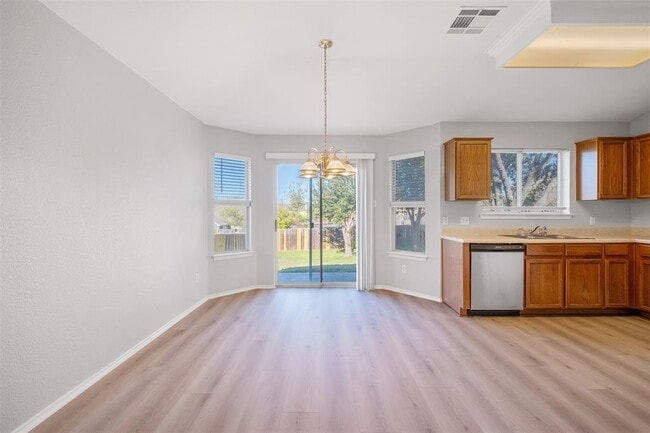 Building Photo - 2006 Charlotte Way