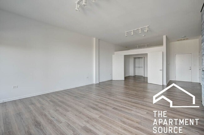 Building Photo - Top Floor Massive 3 Bed/2 Bath in the South Loop with a Stunning Updated Kitchen!