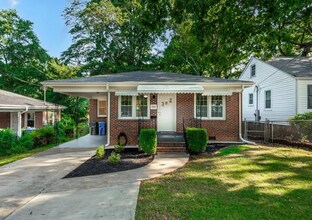 Building Photo - 2 bedroom, 1 bath Brick Bungalow in Prime Location!