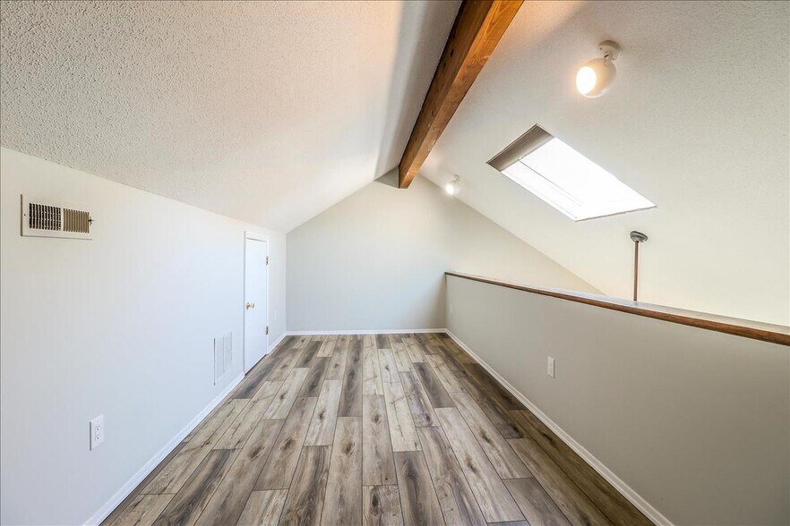 Loft area, ideal for a home office - 20 Raymond Plz