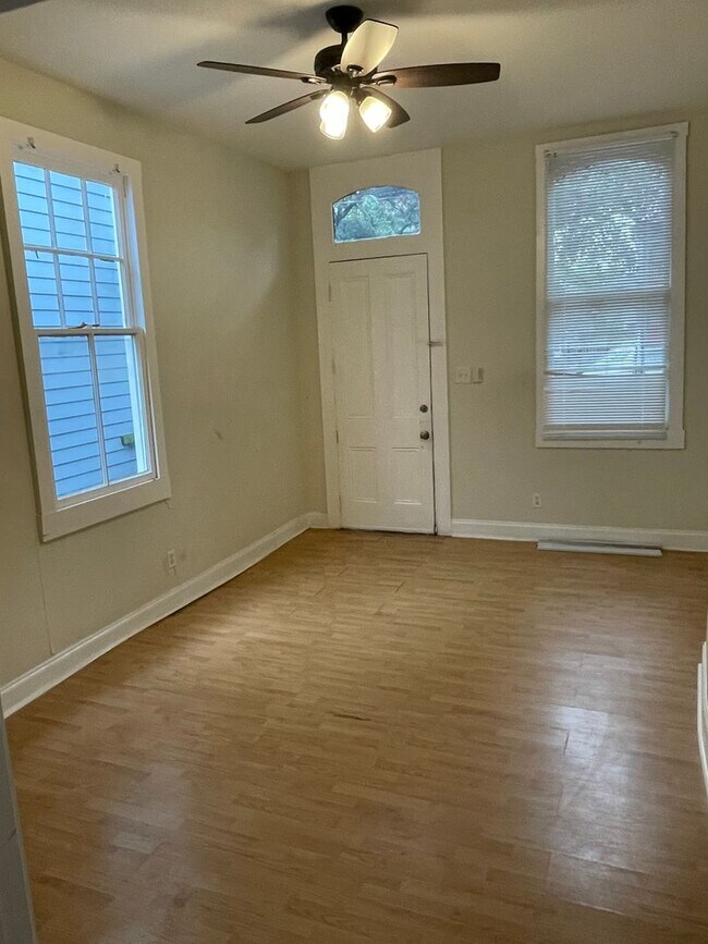 Building Photo - PROMOTION! 2BD/1BA Shotgun in MidCity, with Backyard!