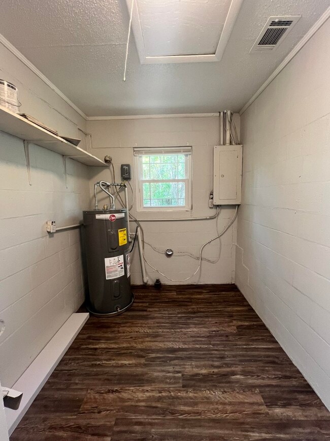 Building Photo - 2613 Rippee Rd