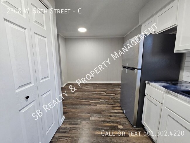 Building Photo - 2 Bedroom Townhouse in North Little Rock, AR!