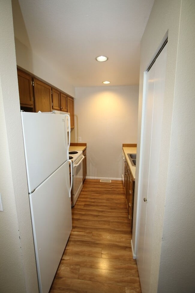 Building Photo - 1 Bedroom with a 1 car garage!