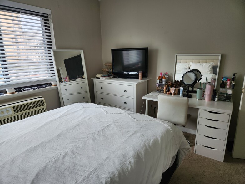 Bdrm 2 - 607 W Wrightwood Ave