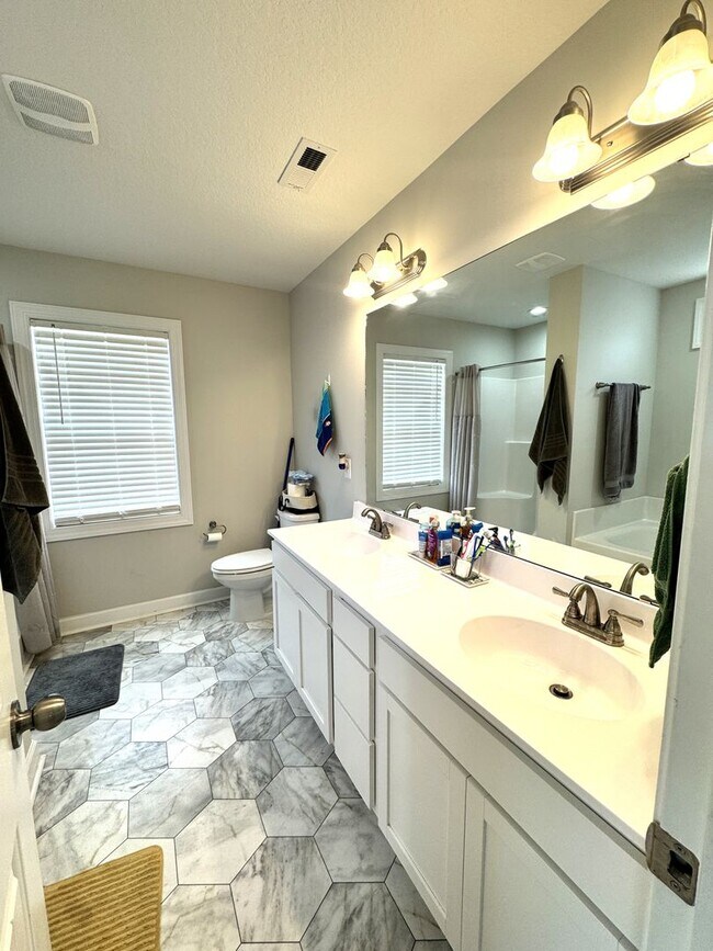 Building Photo - Beautiful Home! Convenient to Camp Lejeune!