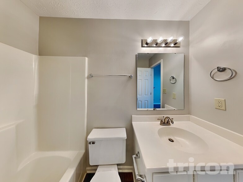 Building Photo - 5260 Pin Oak Dr