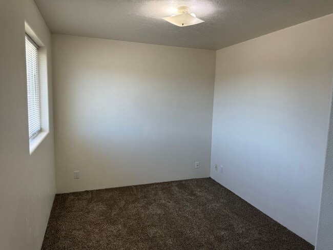 Building Photo - 4 bedroom 1.5 bathroom duplex | MOVE IN SPECIAL!