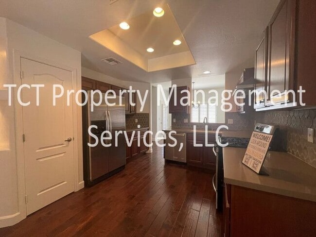 Building Photo - Updated Dual Primary Suite in Great Location!