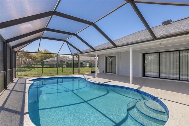 Building Photo - 1902 SE Gaskins Cir