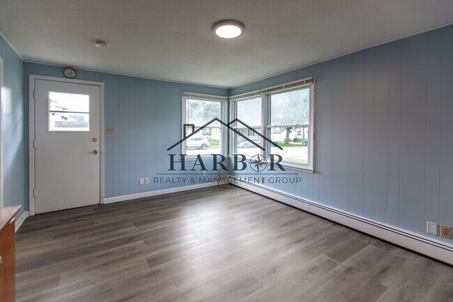 Building Photo - Large 3 Bedroom Apartment!