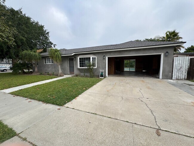 Building Photo - Beautiful 3 bedroom 2 bath Pool Home...  this one is a SHOW STOPPER