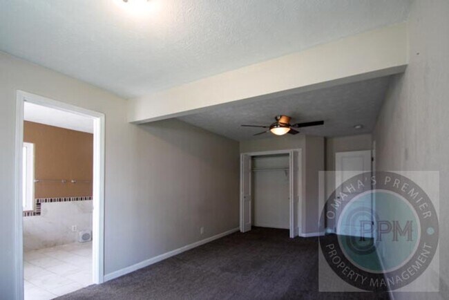 Building Photo - Huge 4-bedroom, 4-bath home