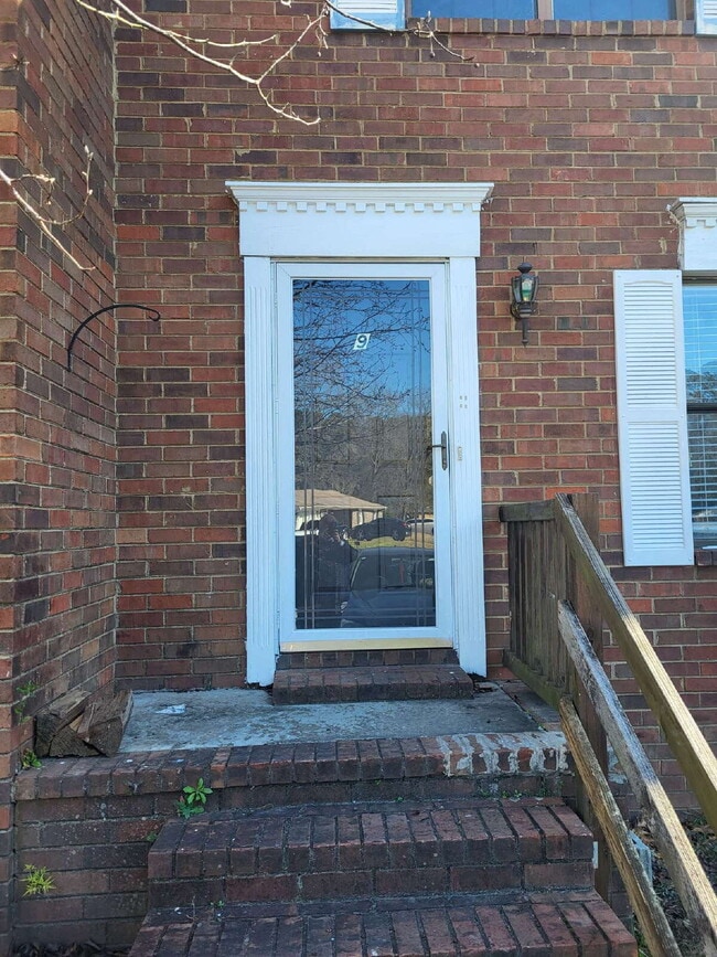 Building Photo - "Charming Goose Creek Townhouse: Cozy 2-Bedroom Retreat with Fireplace!"