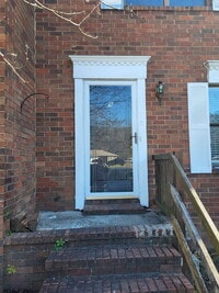 Building Photo - "Charming Goose Creek Townhouse: Cozy 2-Bedroom Retreat with Fireplace!"