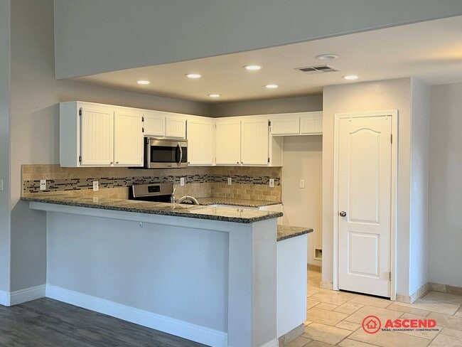 Building Photo - Stunning 4 Bedroom Home In Rosedale!