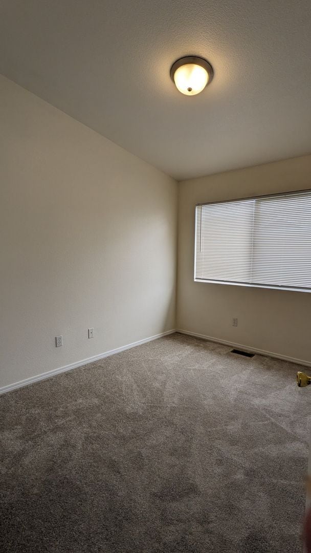 Building Photo - 3 BED/2.5 BATH TOWNHOME IN UNIVERSITY VILL...