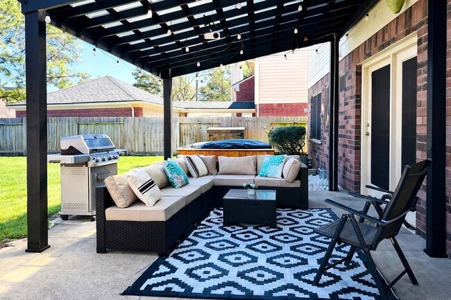 Building Photo - 16910 Country Bridge Rd