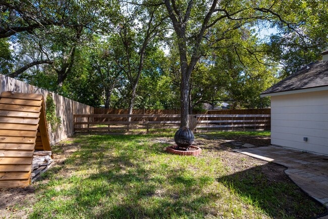 Building Photo - 1517 Live Oak St