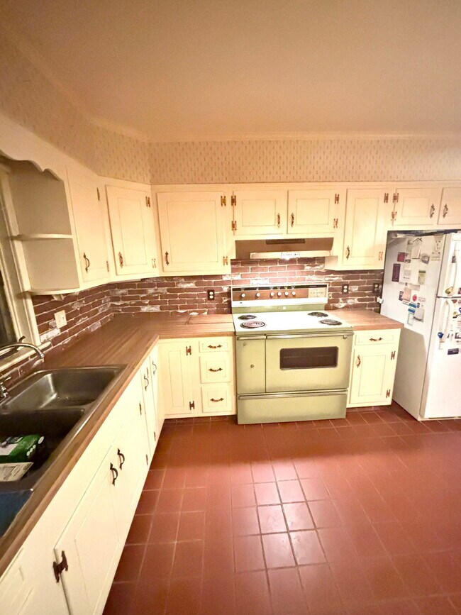 Building Photo - 627 4th St