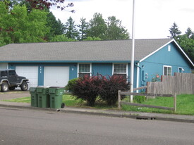Building Photo - 604 E 10th St