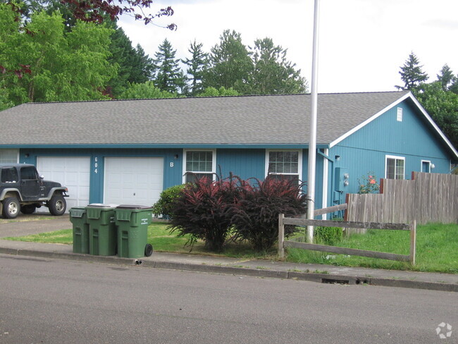 Building Photo - 604 E 10th St