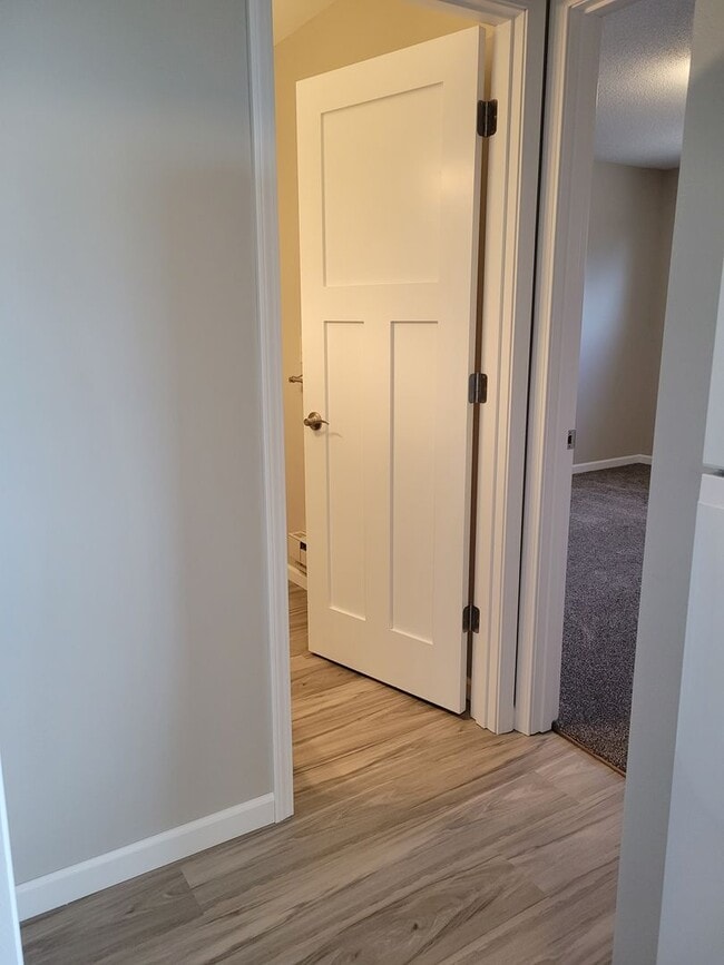 Building Photo - 1 Bedroom Triplex Unit