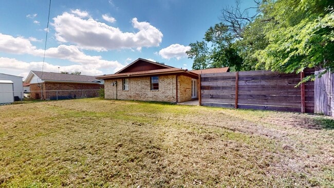 Building Photo - ALL TILE HOUSE MINUTES AWAY FROM FORT HOOD!