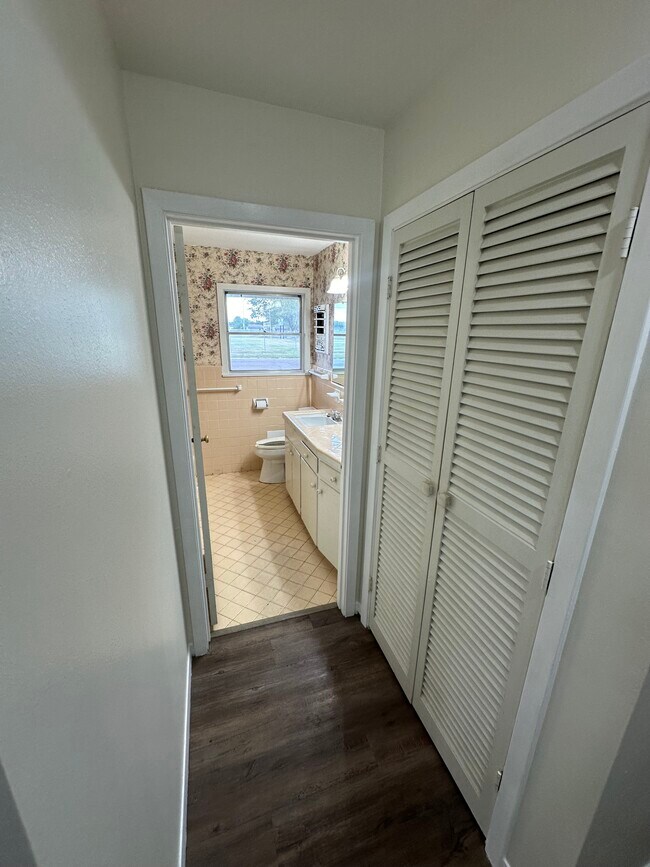 Building Photo - 711 E Locust Ave