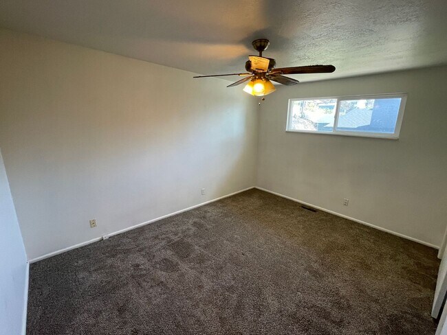 Building Photo - Beautiful 4-Bedroom Home in Desirable Holladay Neighborhood
