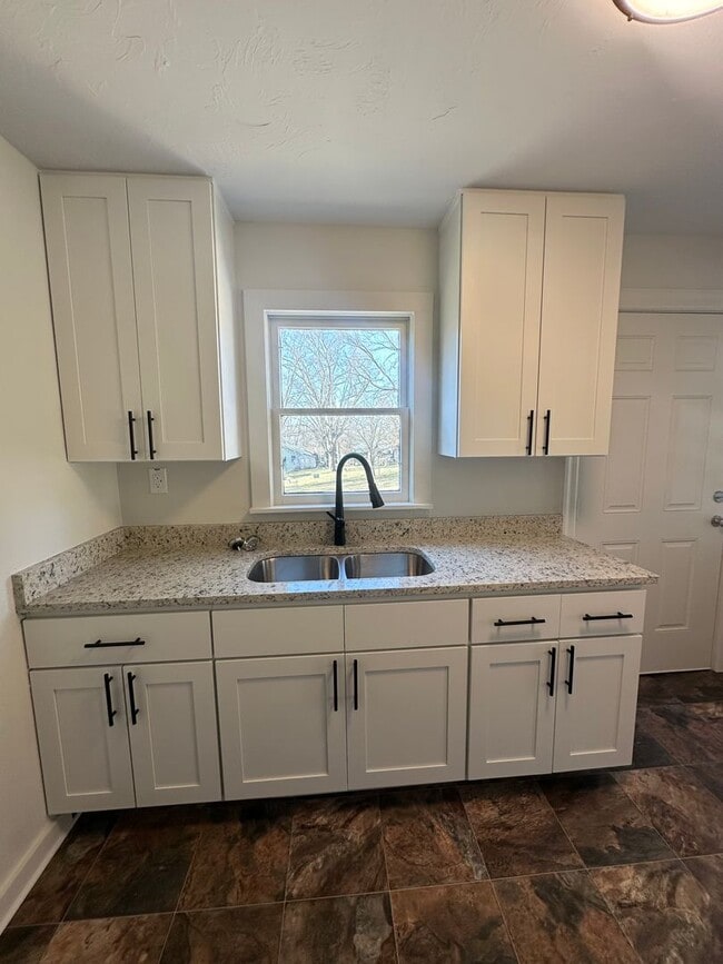 Building Photo - Move-In Ready 2-Bedroom Home Fully Updated With Spacious Yard