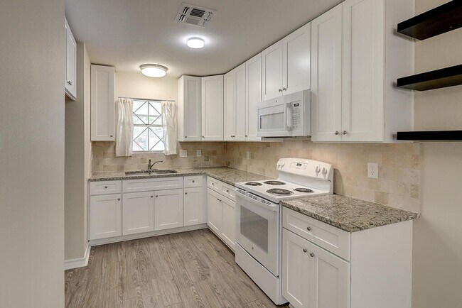 Building Photo - 1106 Bradshaw Dr