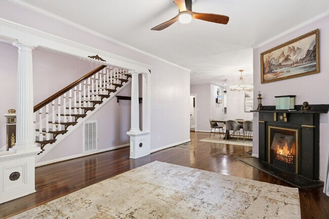 Building Photo - Live Steps from the Heart of Olde Towne
