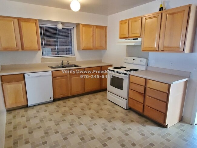 Building Photo - Larger House Near CMU - College Students Welcome - Watch Video Tour