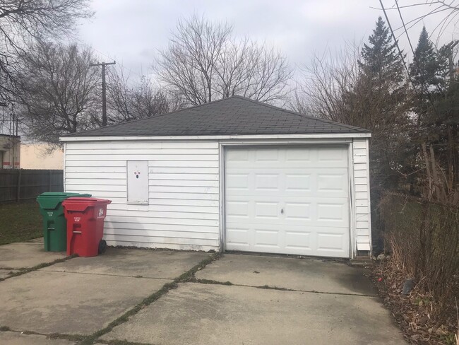 Building Photo - 3 bedroom Bungalow for lease in Eastpointe...