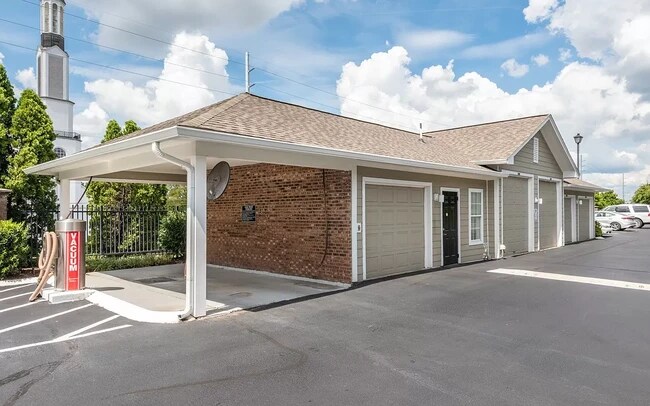 Building Photo - 2025 Woodmont Blvd