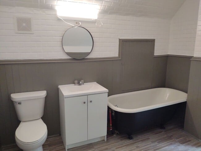 Building Photo - Very Large 4 Bedroom 2 Bath House