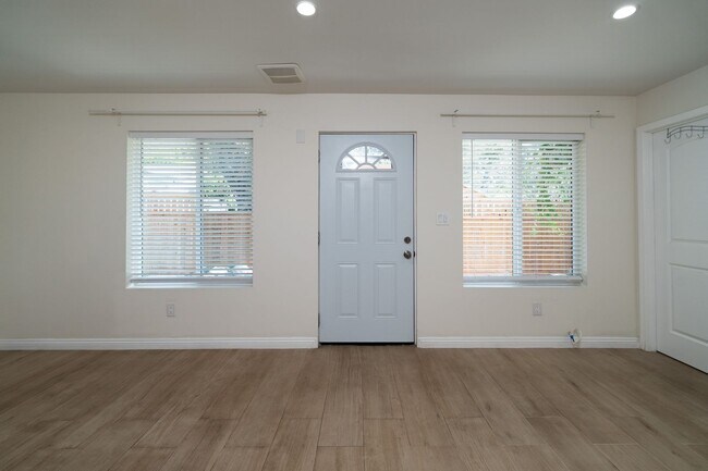 Building Photo - 449 Norumbega Dr