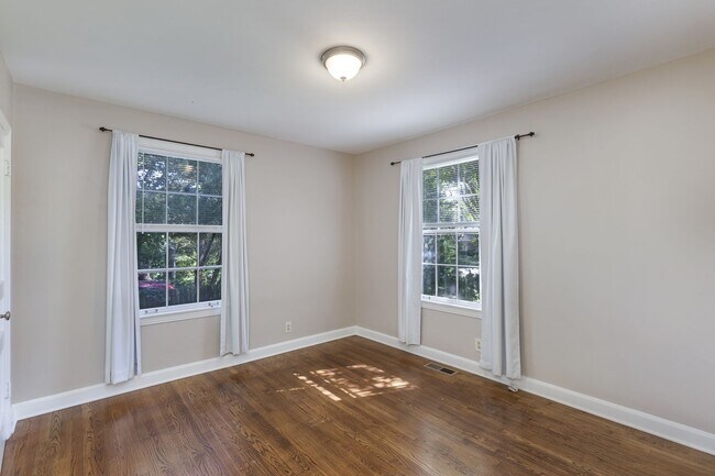 Building Photo - Cozy 3BD/2BA in the heart of Green Hills/L...