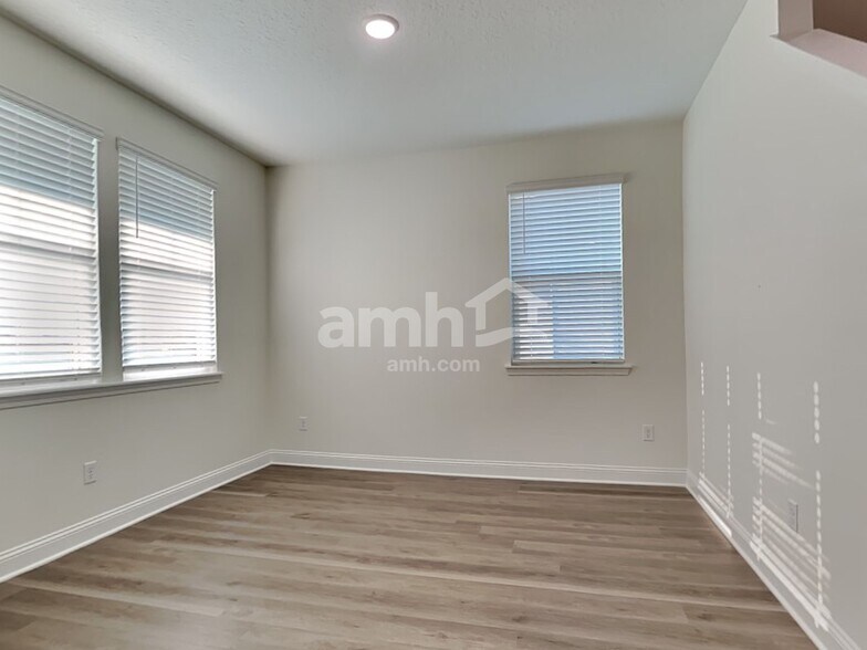 Building Photo - 11626 Hillside Dr