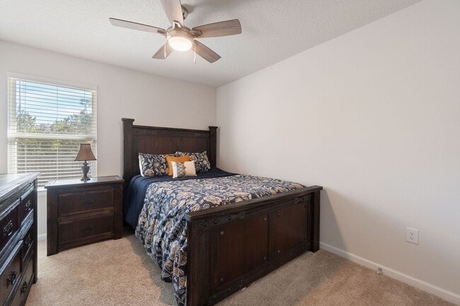 Building Photo - Gorgeous and Spacious 5/3 Home with Commun...
