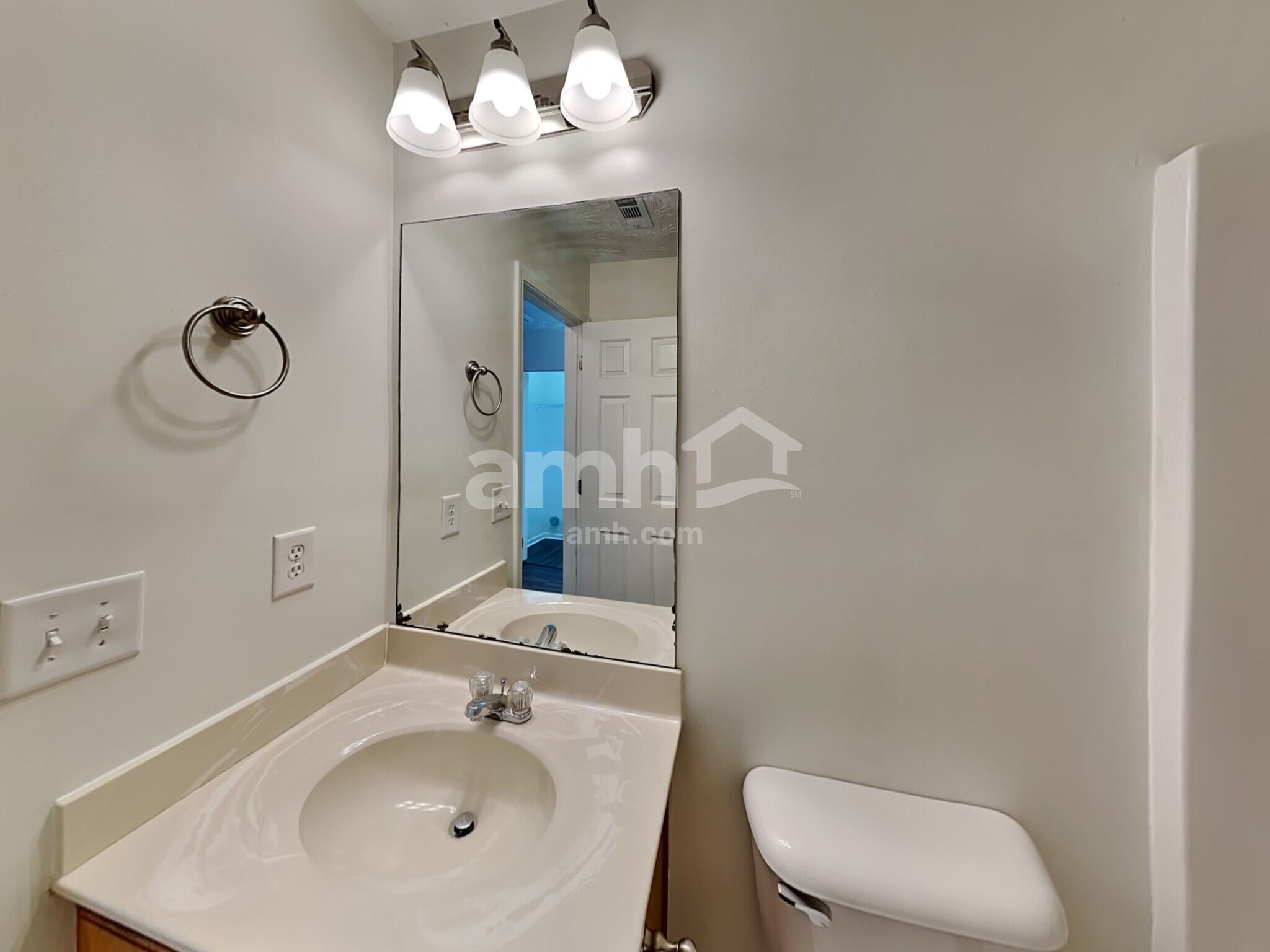 Building Photo - 330 Meadows Ln