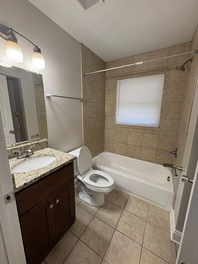 Building Photo - Spacious 2 Bedroom Townhome