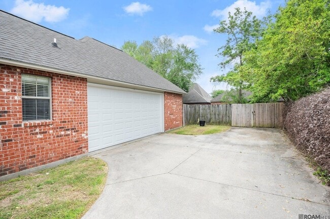 Building Photo - 10638 Hillmont Ave