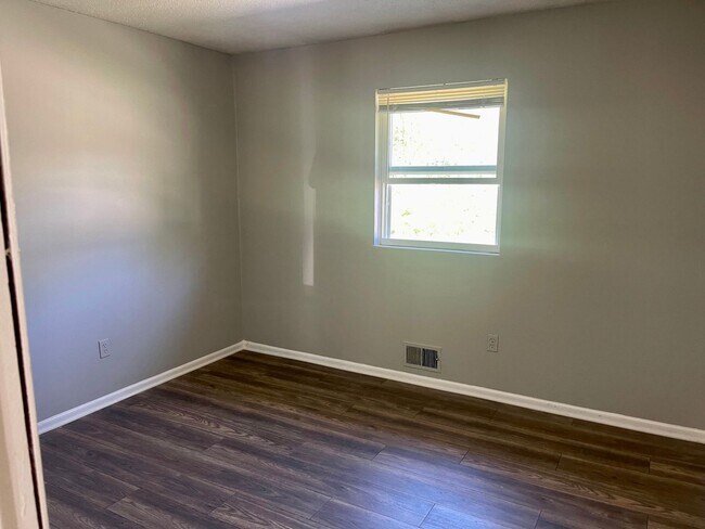 Building Photo - Fresh & Updated 1/2 Duplex