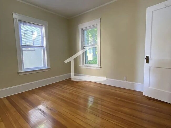 Building Photo - Washington Sq. Area, Heat, Hot Water Included, Lage Bedrooms, Eat-in Kitchen, Porch, Laundry on a...