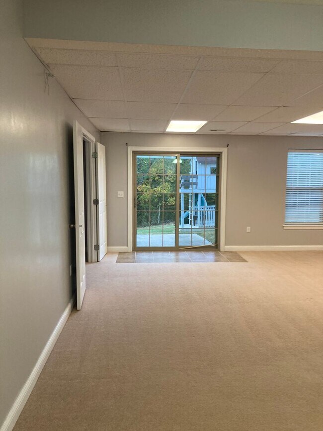 Building Photo - 100 Twin Lakes Dr