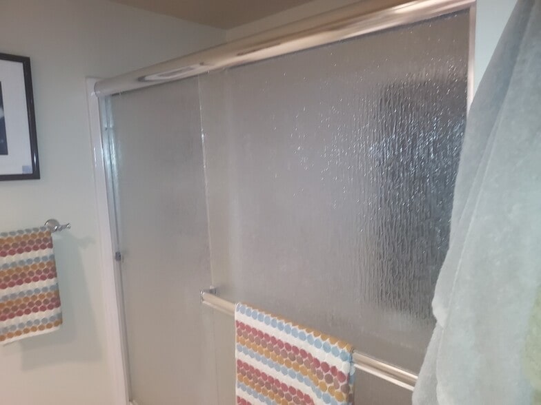 Shared Full Bath - 2100 W Palmyra Ave